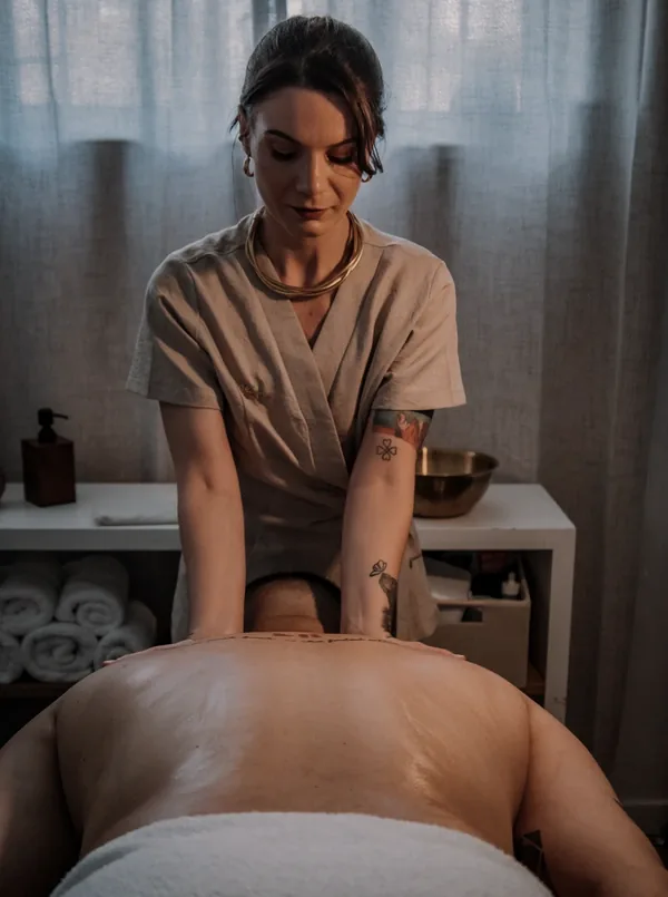 Massagem relaxante às costas, em Almada