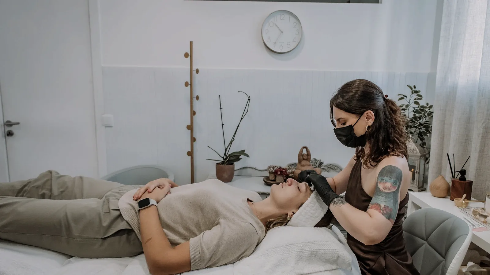 Mayara Mazzoni a realizar um tratamento facial a uma cliente, na sala de tratamentos em Almada
